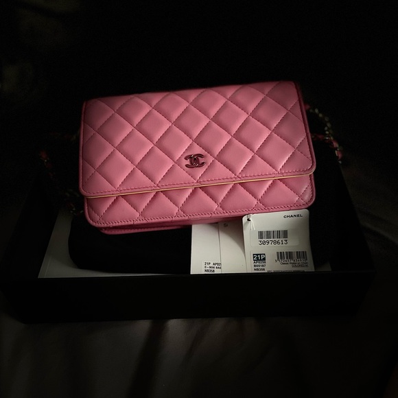 CHANEL PINK 21P WOC IRIDESCENT HARDWARE LIMITED EDITION Beautiful 💕 ❌sold FF❌ - Picture 5 of 16
